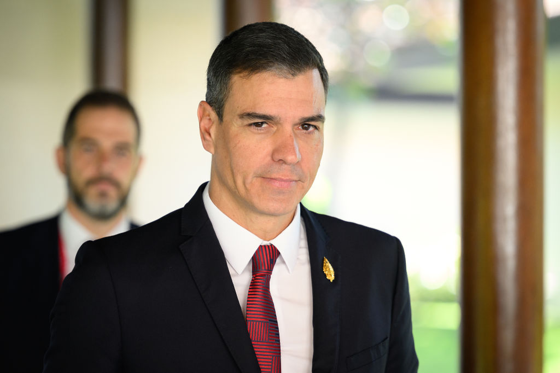 Педро Санчес остава премиер на Испания