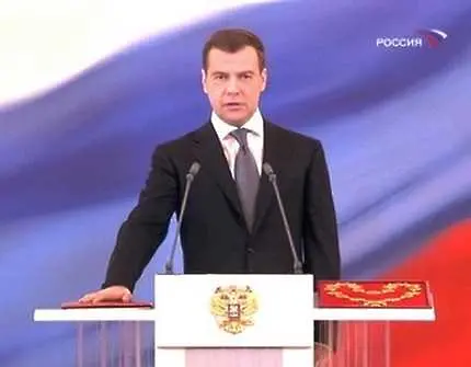 Медведев ще намали часовите пояси в Русия