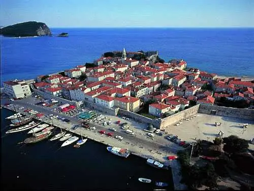 Черна гора привлича балкански туристи с море за 10 евро на ден през юли и август