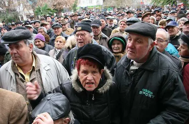 Пенсионери атакуваха централата на ЧЕЗ