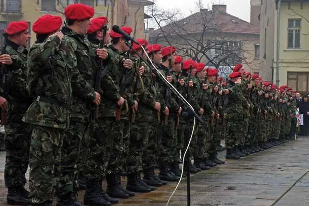 Военните излязоха на протест заради намалените заплати