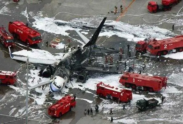 105 загинаха при катастрофа на летището в Триполи