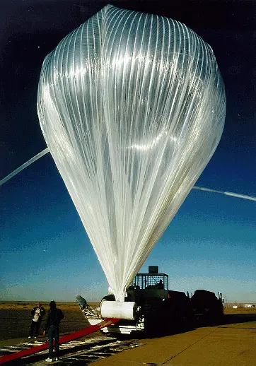 Космически балон на НАСА падна от небето и удари кола
