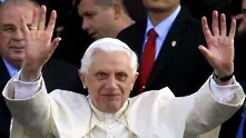 Срам! Американец съди папа Бенедикт заради секстормоз