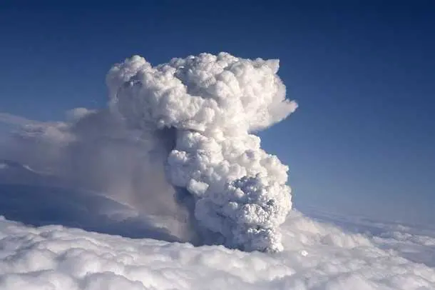 Шотландия и Норвегия затвориха небето заради изригнал вулкан