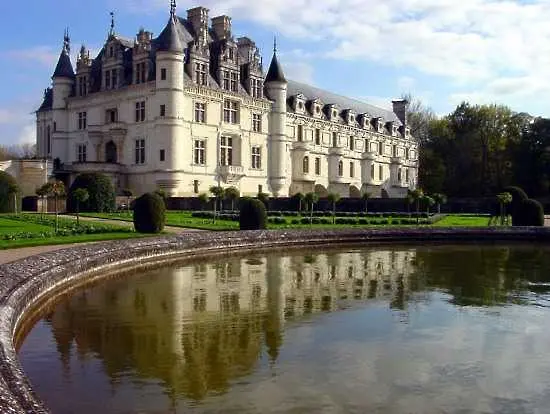 Франция разпродава замъци