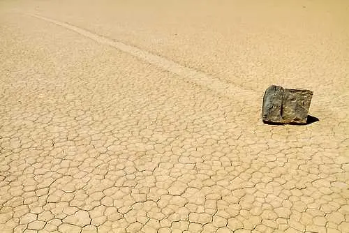 Камъни пътуват сами през пустинята