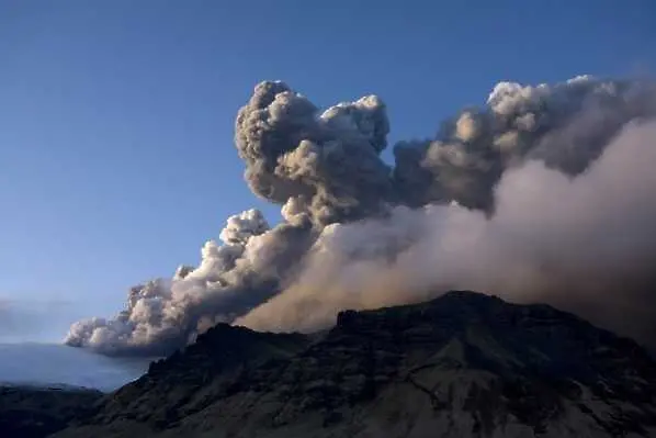 Летища в Англия и Ирландия затворени заради вулканична пепел