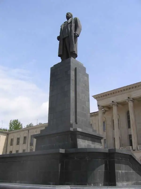 Статуя на Сталин – свалена от родния му град