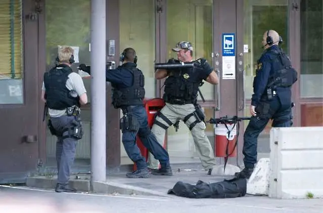 Въоръжена банда държи заложници в банка в Стокхолм