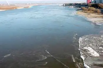3000 варела с взривоопасен газ се носят по река в Китай