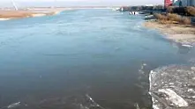 3000 варела с взривоопасен газ се носят по река в Китай
