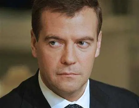 Дмитрий Медведев критикува чиновници в Twitter