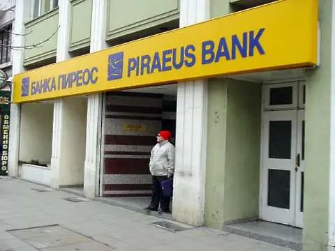 Piraeus bank се кани да погълне две гръцки банки