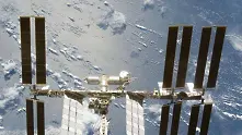 Американски астронавти в открития космос, ремонтират станцията