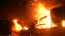 Големи пожари около Атина, евакуират туристи