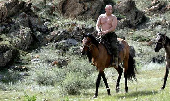 Путин се прави на рокер - яхва мотор в Севастопол