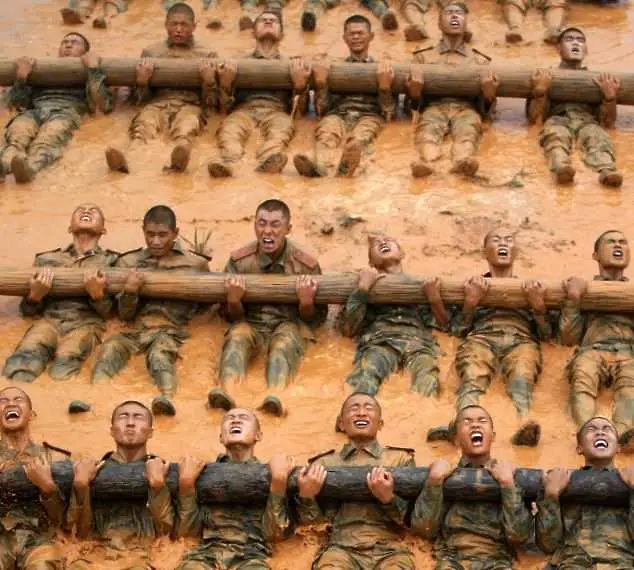 Китайските военни се каляват с брутални тренировки в кал