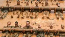 Китайските военни се каляват с брутални тренировки в кал