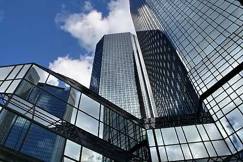 Deutsche Bank продава акции за 9 млрд. евро