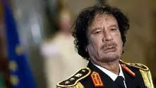 Кадафи продължава с шоуто, приема Берлускони в шатра