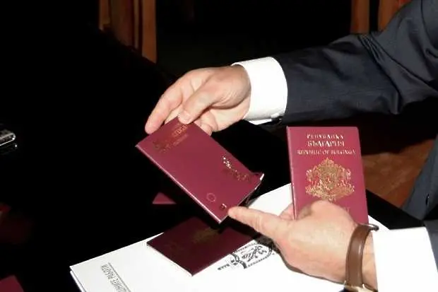 Паспортните служби в София ще отварят в ранни зори