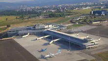 Пожар в двигател приземи аварийно пътнически самолет в София
