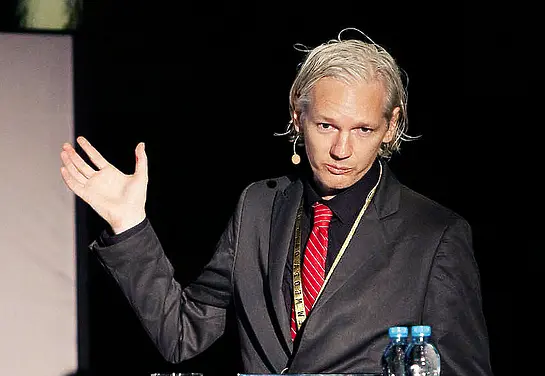 Създателят на Уикилийкс обвинен от две шведки в изнасилване