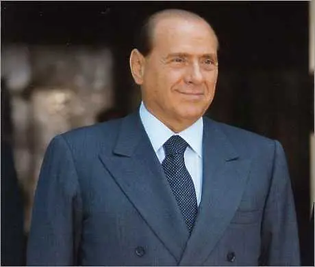 Самолетът на Берлускони кацна аварийно в Милано