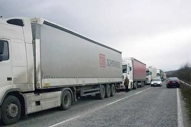  Камиони и цистерни блокираха подстъпите към Атина