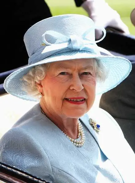 Английската кралица отмени коледното парти на персонала си заради кризата