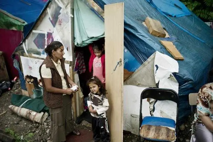 Саркози заяви, че и Германия ще депортира роми. Меркел отрече