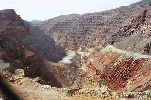 Китай ще инвестира 4,5 млрд. долара в търсене на полезни изкопаеми      