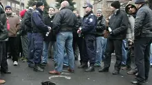 Полицаи протестират, други ги охраняват