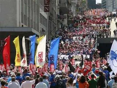 Хиляди държавни служители на протест в Португалия