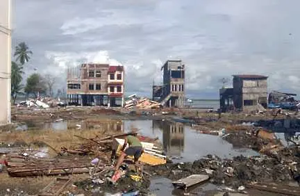 Над 300 станаха жертвите на бедствията в Индонезия