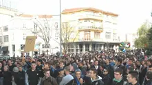 Ученици вилнеят в Сливен, искат по-дълга ваканция