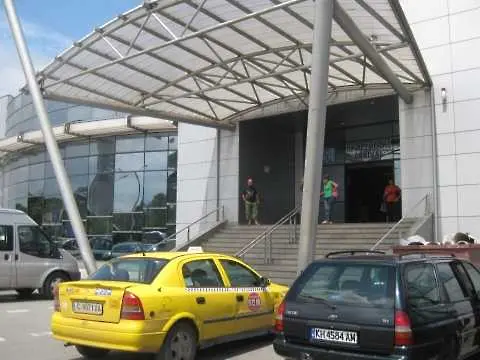  НАП конфискува оборота на кафенета на столичната аерогара