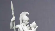 Берлускони добавя липсващи части към телата на римски статуи