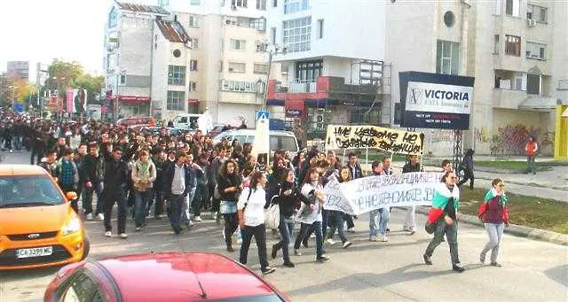 Ученици на протестни шествия срещу кратката коледна ваканция