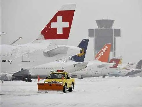 Люта зима блокира летища и пътища в Европа