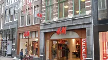 Приказна прожекция върху сградата на H&M в Амстердам