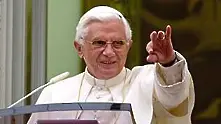 Папата одобрява презервативите и бурките