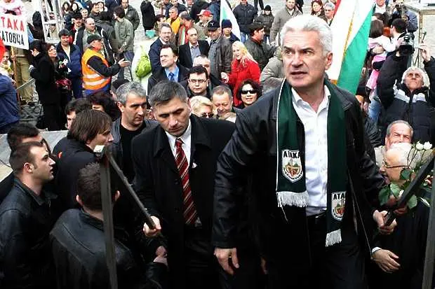 Сидеров постави ултиматум на Борисов - или протестира срещу Белград, или Атака окупира границата