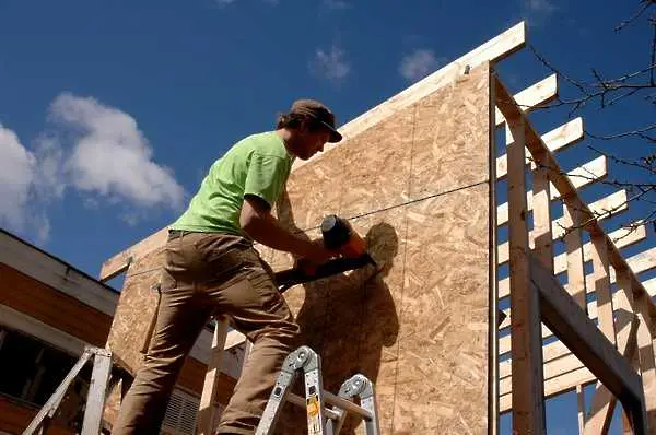 Кубинската телевизия обучава народа как да си строи домове
