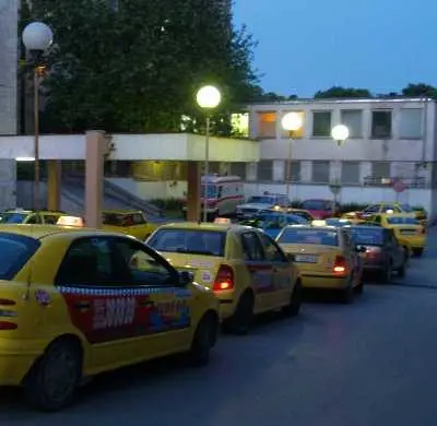 Стотици варненски таксиджии на протест срещу понижението на цените