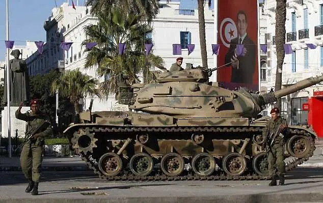 Леко успокояване в Тунис, армията овладява безредиците