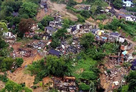 800 жертви на земните свлачища в Бразилия