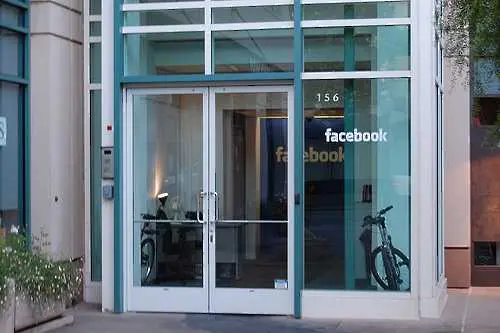 Facebook се разширява, мести централата си