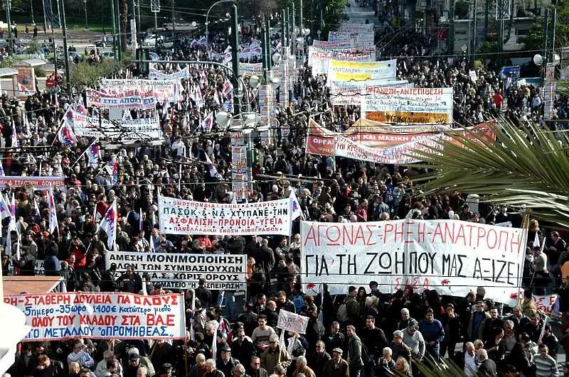 Нови стачки парализират Гърция